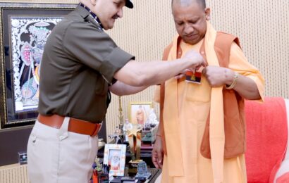 LUCKNOW:UP DGP ने मुख्यमंत्री को लगाया पुलिस का झंडा,क्लिक कर देखें और कई खबरें
