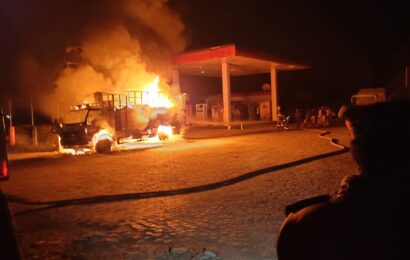 MOHANLALGANJ_NEWS:आग का गोला बनी पेट्रोल पम्प पर खड़ी डीसीएम,क्लिक कर देखें और भी खबरें