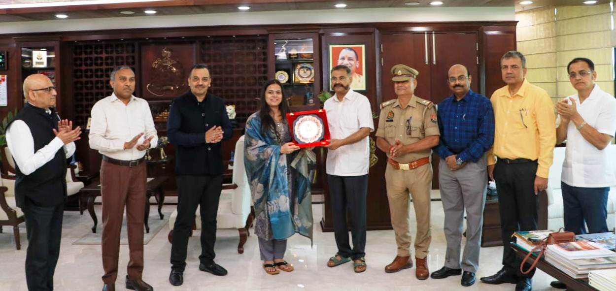 LUCKNOW:UP DGP ने यूपीएससी परीक्षा की टाॅपर उपनिरीक्षक की बेटी शक्ति दुबे को किया सम्मानित