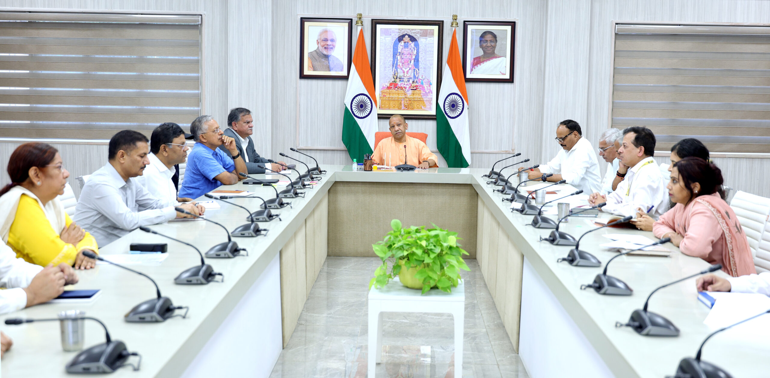 LUCKNOW:यूपी के मुख्यमंत्री ने किया कोविड-19 की अद्यतन स्थिति की समीक्षा,क्लिक करें और भी खबरें