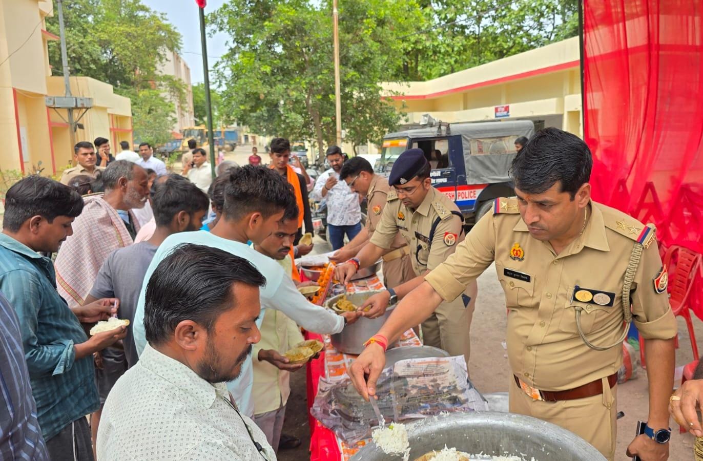 मोहनलालगंज:ज्येष्ठ माह के चौथे बड़े मगंल पर जगह-जगह हुए भंडारे,बंटा प्रसाद,क्लिक करें और भी खबरें