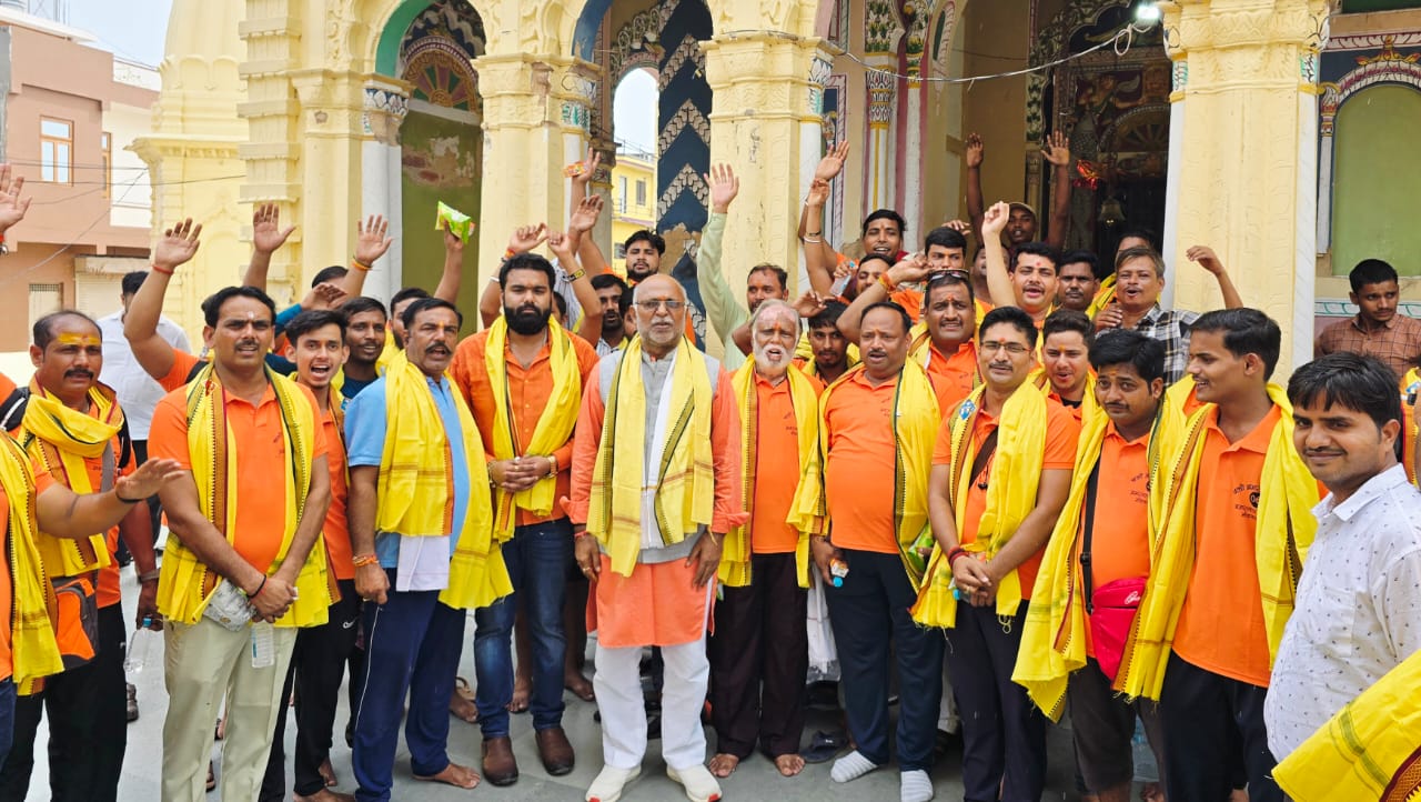 मोहनलालगंज:वीरेन्द्र तिवारी ने अमरनाथ यात्रियों‌ के जत्थे को किया रवाना,क्लिक करें और भी खबरें