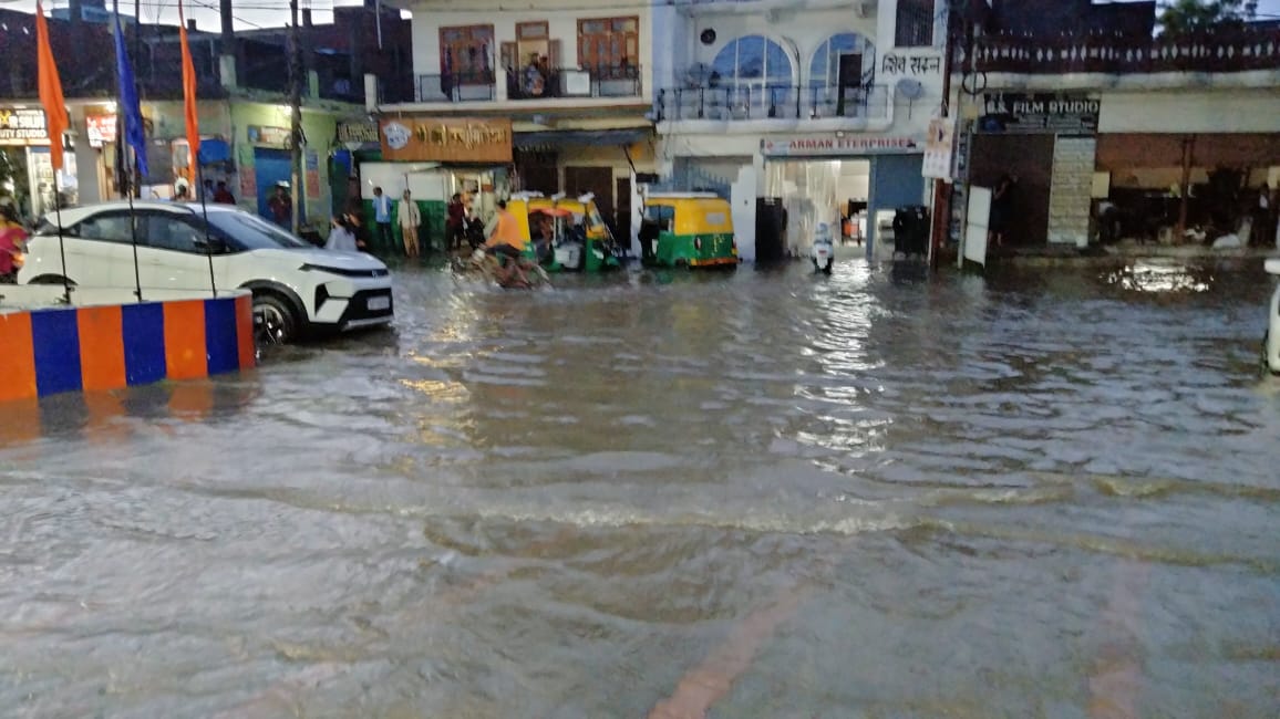 इटावा:जलभराव से लगा लम्बा जाम,लाइन पार इलाका बना टापू,क्लिक करें और भी खबरें