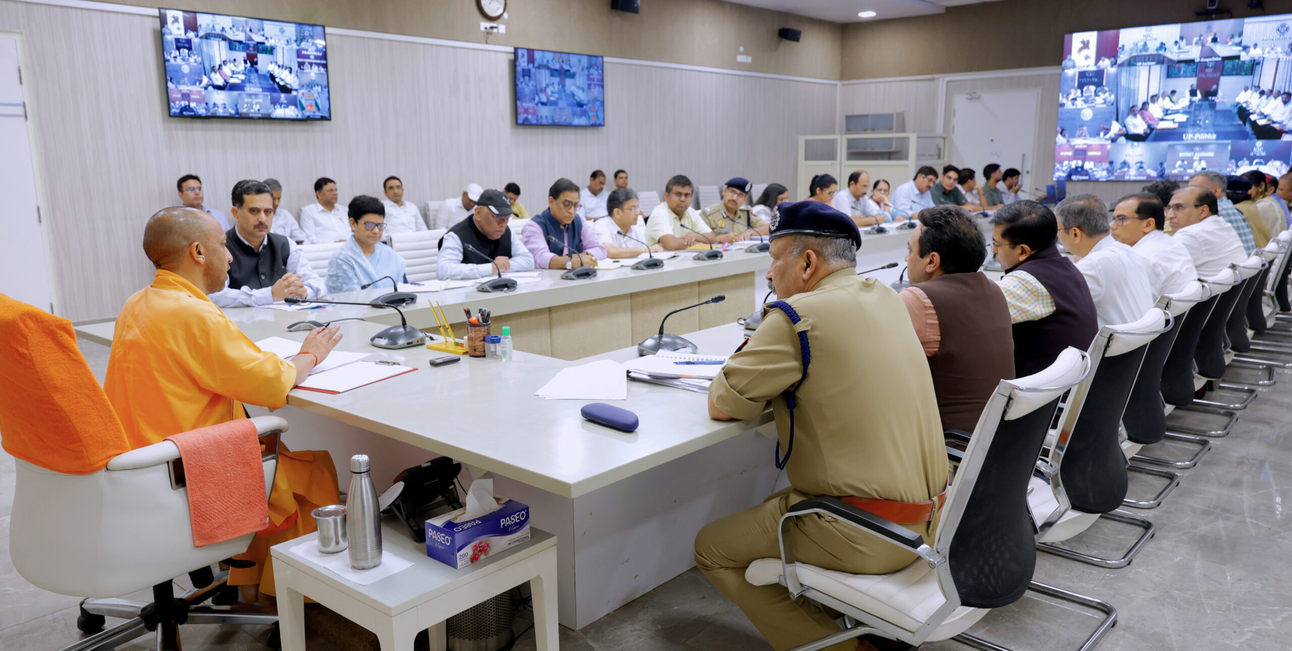 LUCKNOW:अराजक तत्वों व उपद्रवियों को उन्ही की भाषा में ही जवाब दे अफसर-मुख्यमंत्री